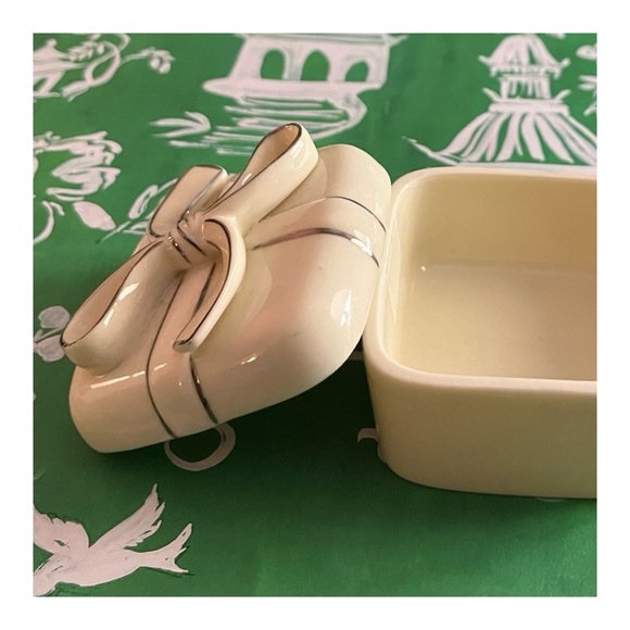 Vintage Porcelain Trinket/Ring Box with Bow Topped Lid - Picture 7 of 12